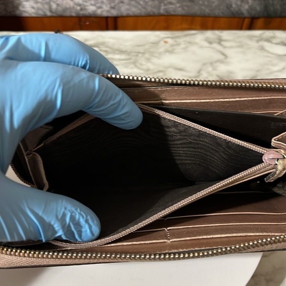 GUCCI PATENT LEATHER DEEP RED ZIP LONG WALLET. - Picture 16 of 17